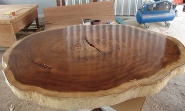 mesas de troncos naturales pulidos