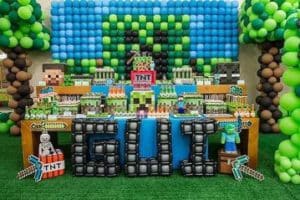cumpleaños tematico de minecraft decorado con globos