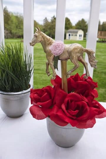 centros de mesa de caballos con rosas naturales