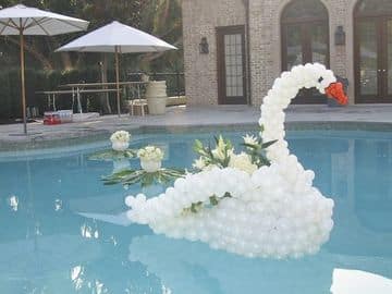 piscina decorada con globos en forma de cisne