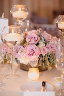 centros de mesa con vidrio y velas y flores