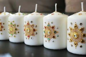 como decorar velas artesanales con colores y varios adornos