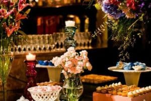mesas de dulces para bodas elegantes en el día y en la noche