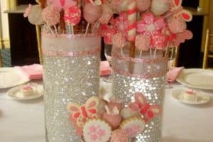 preciosos adornos de mesa para cumpleaños en tonos rosados