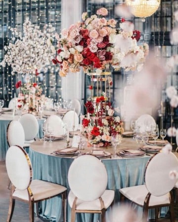 centros de mesa con floreros elegantes