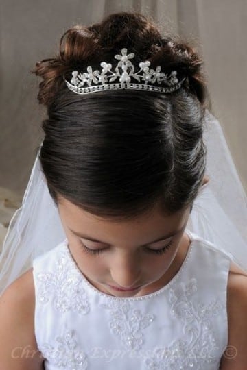 peinados con tiara para niñas en comunion