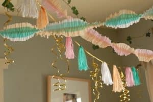 como hacer decoracion con papel crepe y globos