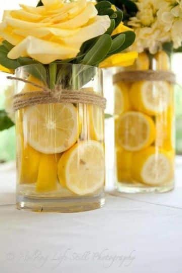 centros de mesa con limones y flores naturales