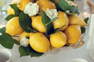 centros de mesa con limones y flores pequeñas