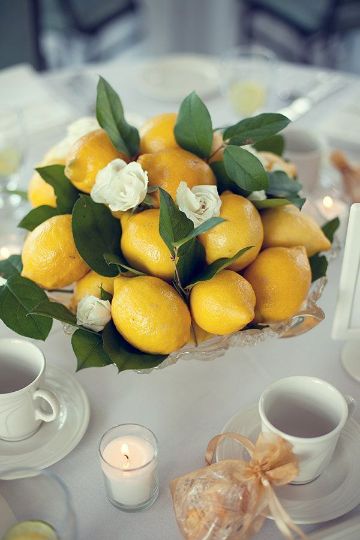 centros de mesa con limones y flores pequeñas