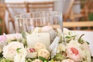 decoracion con telas y flores para centro de mesa