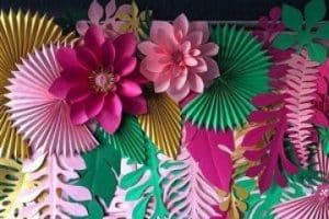 decoracion fiesta con flores de papel para pared