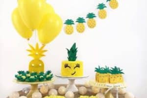 decoracion de cumpleaños con piñas en el pastel