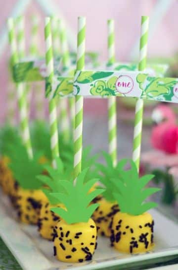 decoracion de cumpleaños con piñas para dulces