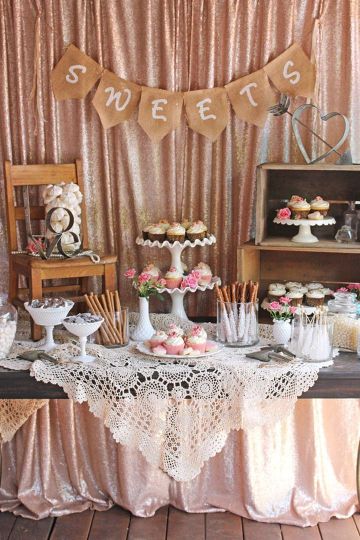 mesas decoradas para matrimonio con rosa y madera