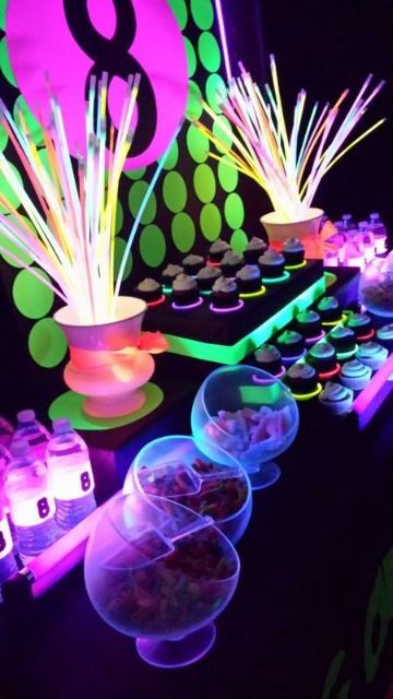 mesas de dulces para fiestas de neon 15 años