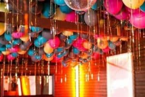 decoracion de globos en techo para fiestas infantiles