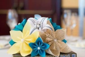 mesas decoradas con flores de papel para bodas