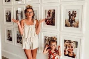 decoración con fotos en paredes para mama e hija