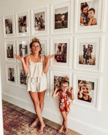 decoración con fotos en paredes para mama e hija
