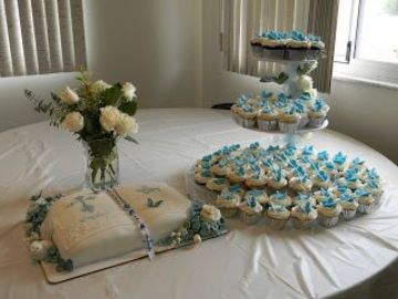 mesas decoradas para bautizo de niña con cupcake