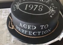 4 estilos simples de tortas de cumpleaños para hombres de 50