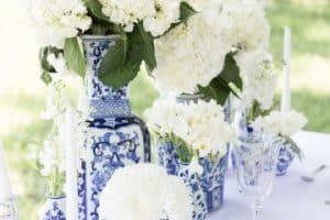 bodas sencillas con centro de mesa azul y blanco