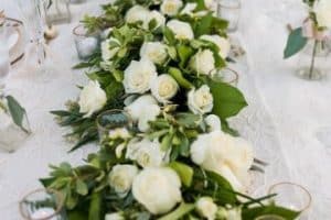 4 ideas para centros de mesa de rosas blancas