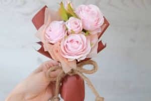 2 estilos de ramos de rosas para niñas sencillos