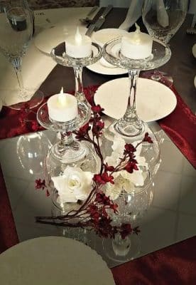 centros de mesa con copas y flores para bodas