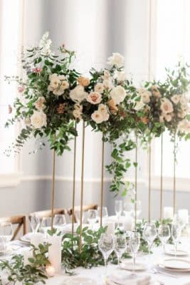 centros de mesa altos para boda minimalistas