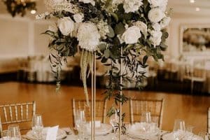 4 estilos de centros de mesa con rosas blancas