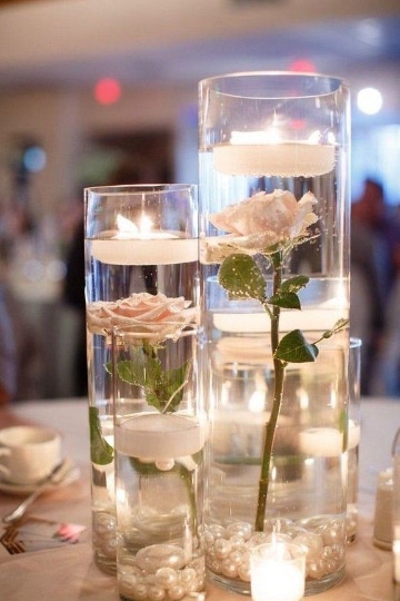 centros de mesa con velas flotantes y flores