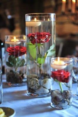 centros de mesa con velas flotantes y rosas