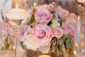 centro de mesa con copas y flores para bodas