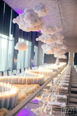 centros de mesa con nube y rosas grandes