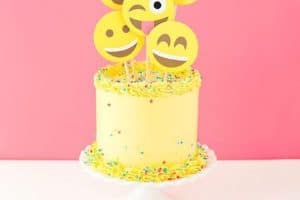 fiestas de emojis para niñas tortas