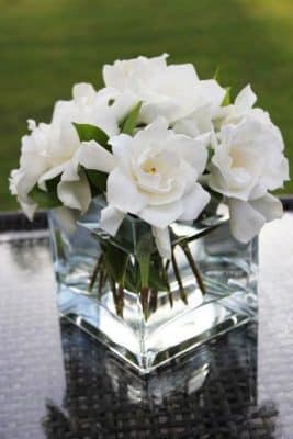 centros de mesa con gardenias para bodas