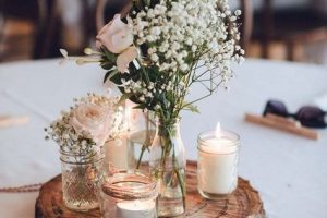 centros de mesa boda en la playa con flores y velas