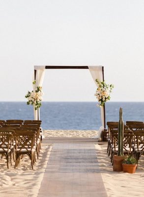 bodas en la playa sencillas con altar floreado