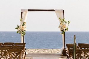 bodas en la playa sencillas con altar floreado