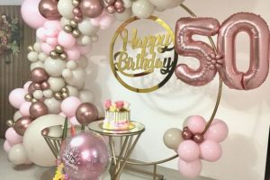 como crear decoración cumpleaños 50 mujer