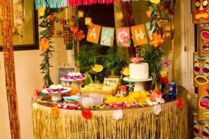 4 formas de armar decoración cumpleaños hawaii