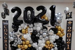 como crear una decoración de globos para promoción en este 2021
