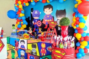 decoracion de fiesta de superheroes para ninos