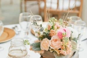 4 hermosos centros de mesas de rosas para celebraciones
