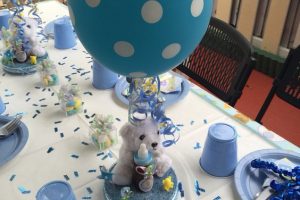 5 maneras de elaborar centros de mesa para niños con globos