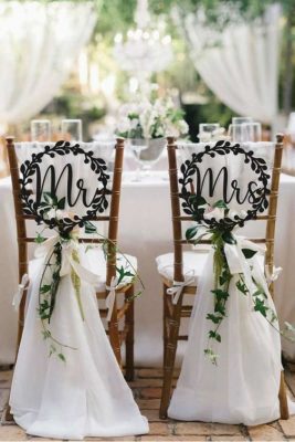 altar boda civil con sillas decoradas
