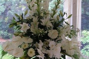 5 diseños de arreglos florales para altar de boda y velorios
