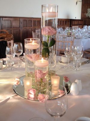 centros de mesa con flores en agua para bodas